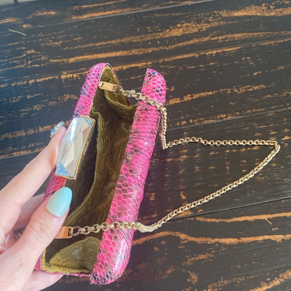 Stunning and fun.Pink clutch snakeskin look textured, gem on top and chain strap - Picture 3 of 3